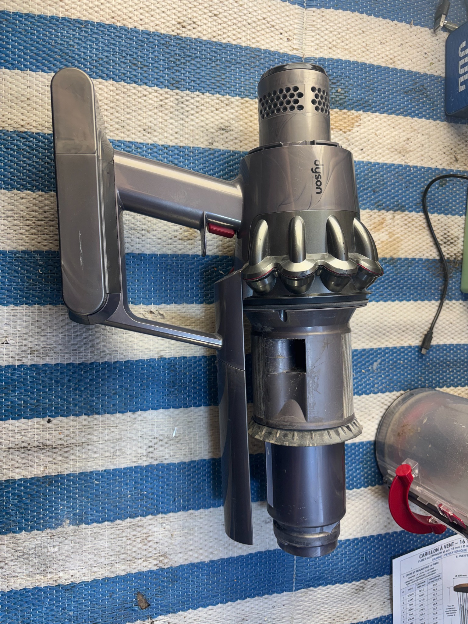 Aspirateur balai ouvert pour rechercher la panne