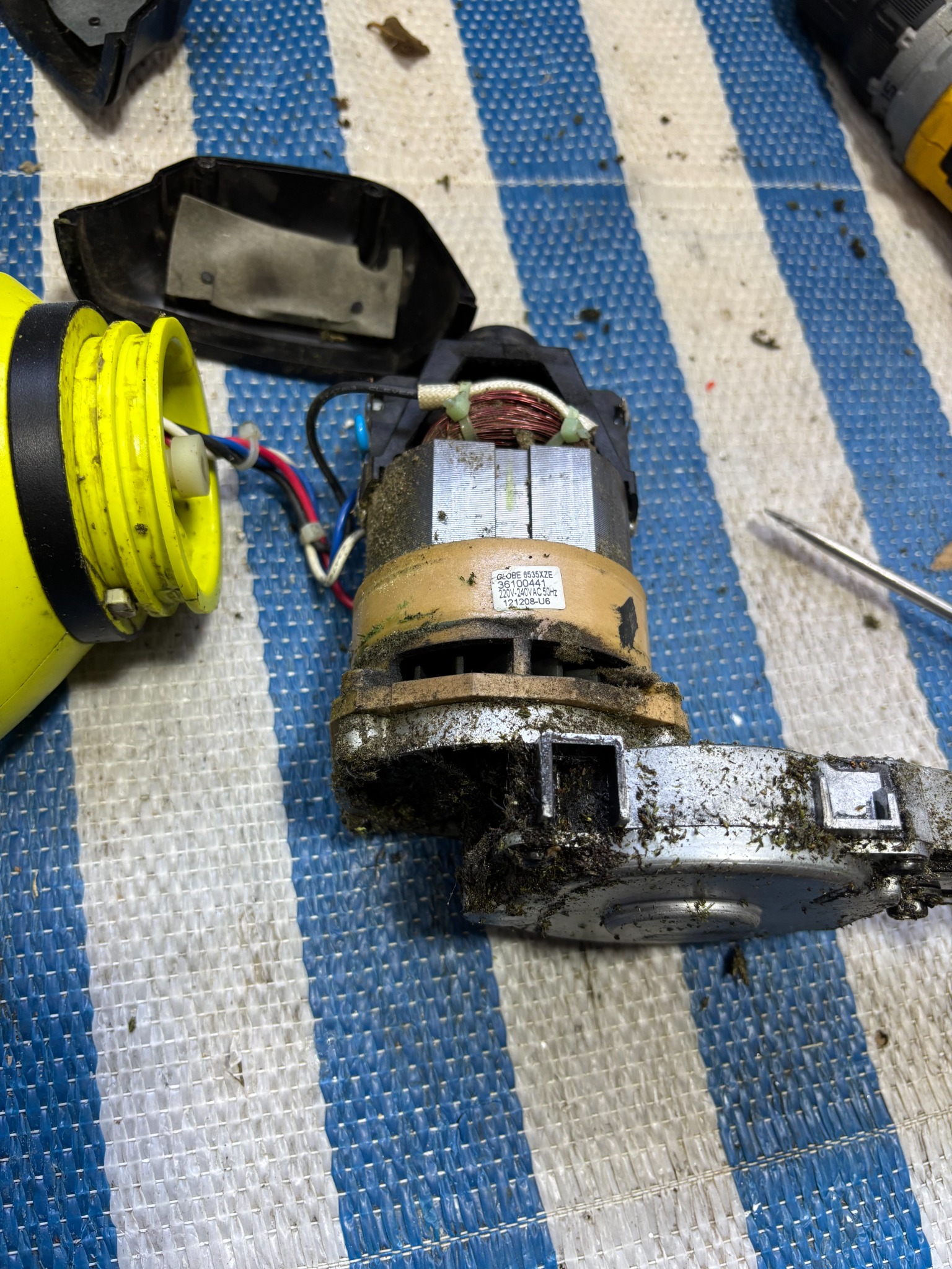 Moteur de taille-haie démonté à l’atelier ANAPRO